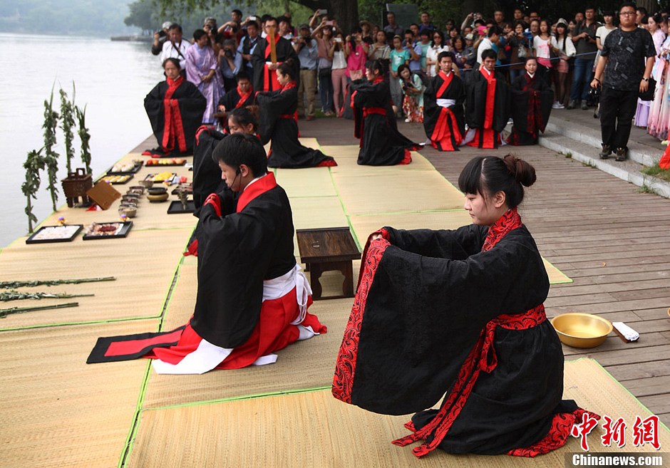 南京年轻人着汉服行古礼祭屈原迎端午