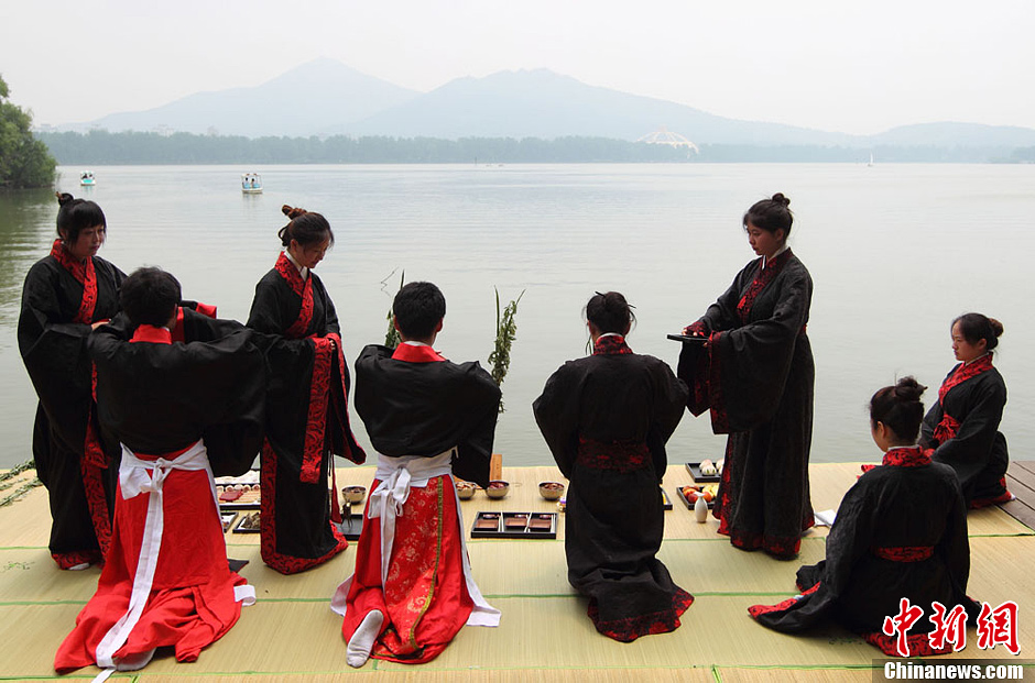 南京年轻人着汉服行古礼祭屈原迎端午