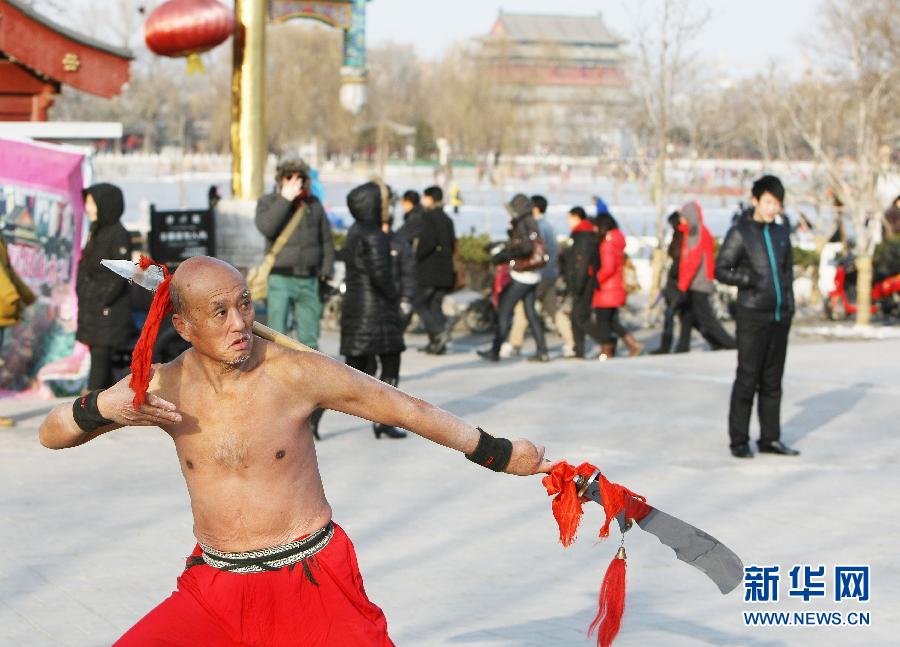 （体育）（1）全民健身——七旬“武侠”赤膊战寒冬