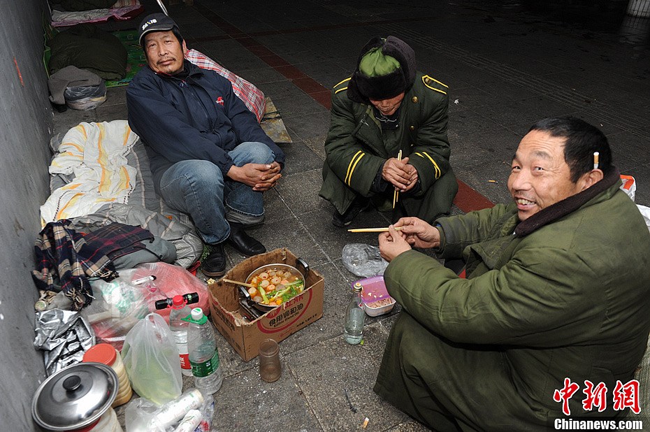 立交桥下流浪者的“新年”