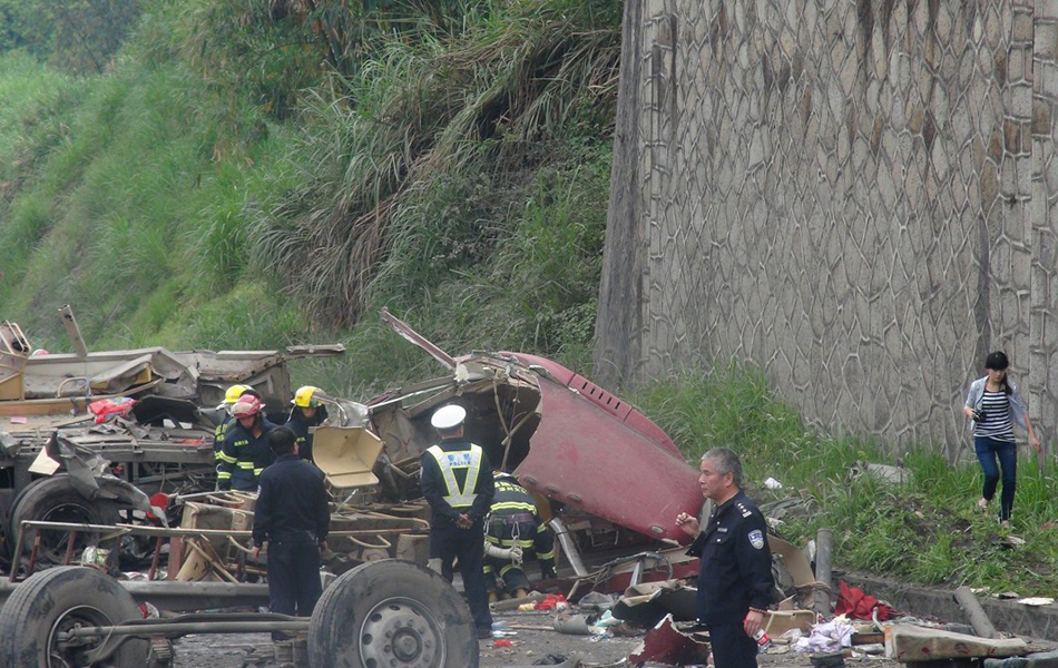 厦蓉高速货车连撞三车 8死15伤