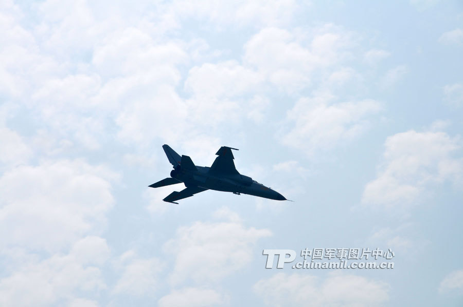 飞豹首批女飞行员：飞“爷们机”不在话下