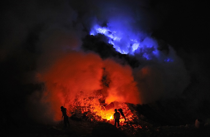 印尼硫磺矿工火山口"淘金"