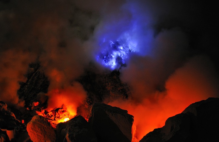 印尼硫磺矿工火山口"淘金"