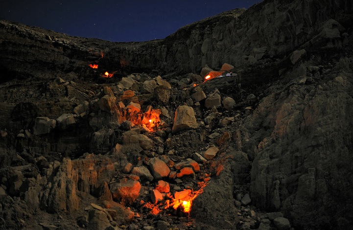 印尼硫磺矿工火山口"淘金"