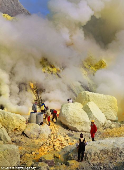 印尼硫磺矿工火山口"淘金"