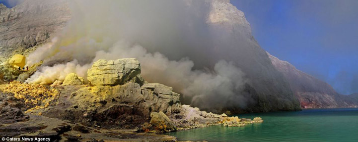 印尼硫磺矿工火山口"淘金"