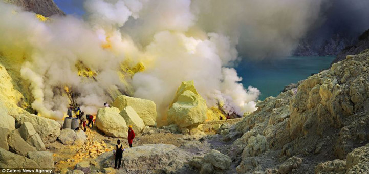 印尼硫磺矿工火山口"淘金".