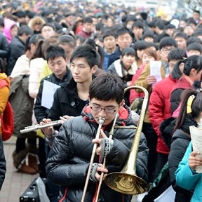 近百所院校艺考场面火