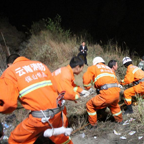 云南客车翻下山沟13亡