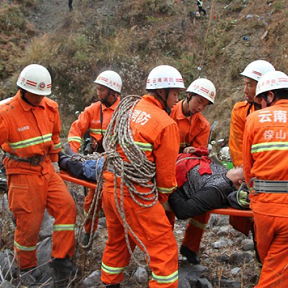 云南客车翻下山沟13亡