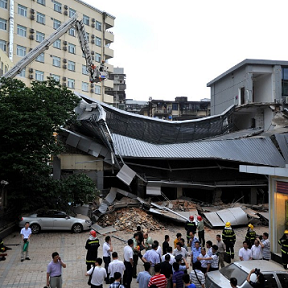 福州闹市酒店附楼坍塌