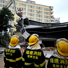 福州闹市酒店附楼坍塌