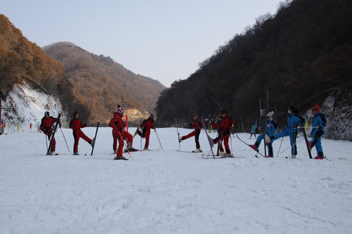 小伙伴们：抓紧时间到甘山滑雪场滑雪喽