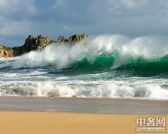 与海浪搏击 全球十个最美丽的冲浪胜地