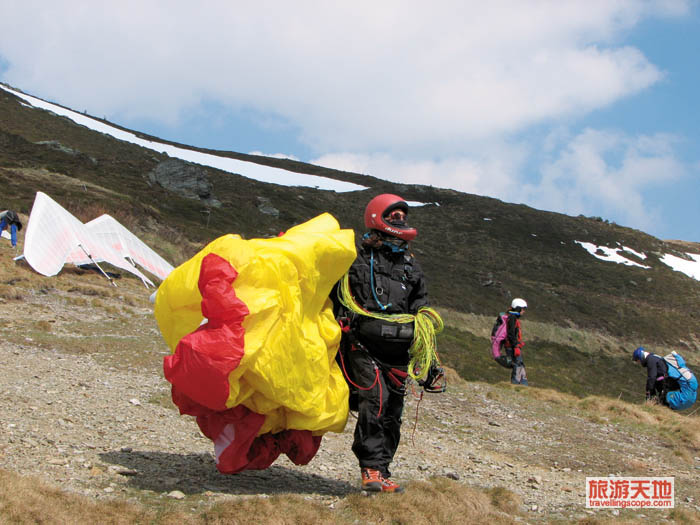 滑翔伞美女带你御风而行