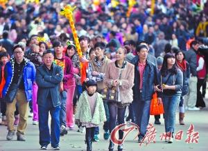 10日天气很好，广州各个景点都人头攒动。图为长隆景区的游客。　