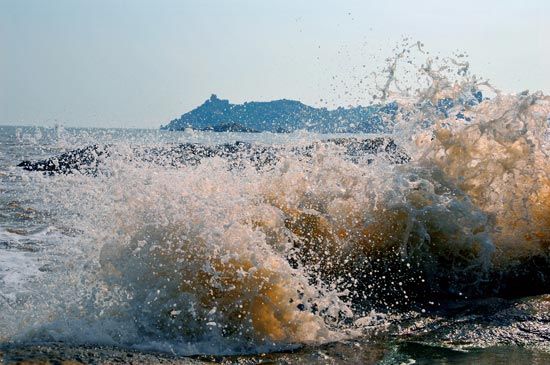 　　浪击浪琴湾