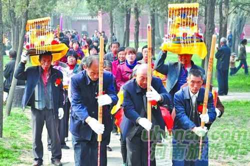 河南登封中岳庙会人潮如涌