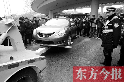 摘了车牌乱停车 车拖走驾照扣完12分