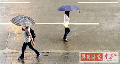 昨天傍晚，市民在雨中行走。