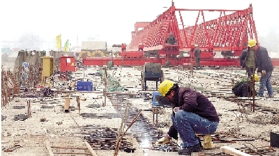 正在建设的郑登快速通道跨南四环大桥。