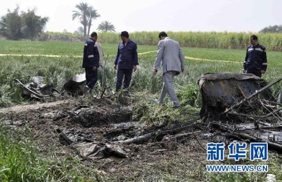 2月26日，在埃及旅游城市卢克索附近，警察和救援人员在发生热气球爆炸事故的现场查看热气球残骸。