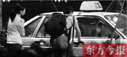 5月1日，记者夜探郑州火车东站黑出租车，司机告知记者不打表40元，记者上车录音取证