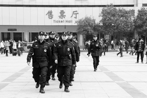 3月2日，郑州市特警加强对人员密集场所的武装巡逻。