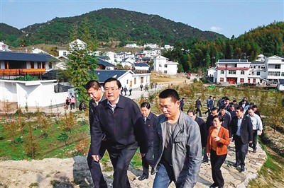 3月25日，张德江在福建省上杭县古田镇吴地村看望群众。