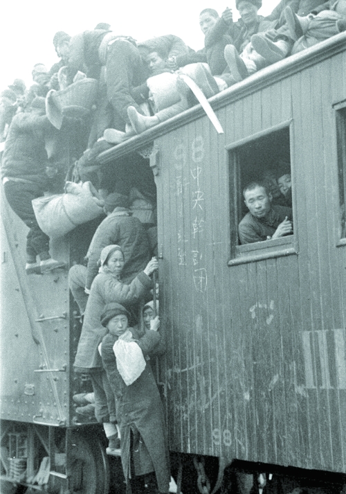 1942年难民扒火车的场景