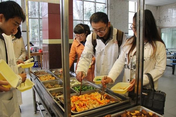 大学食堂现神级“黑暗料理”：橙子炒肉