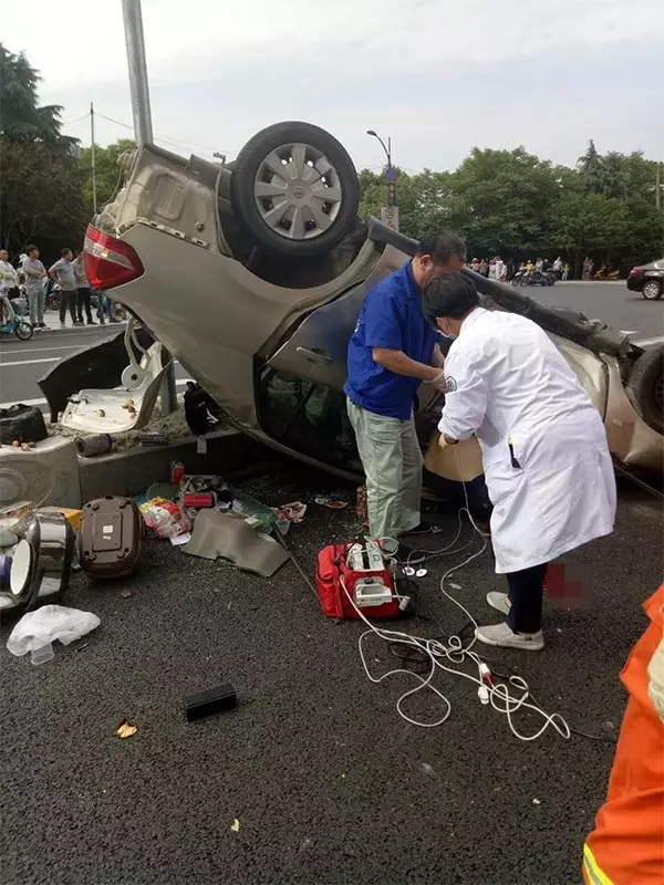 不值！小车四脚朝天司机身亡 死者只为偷几罐奶粉