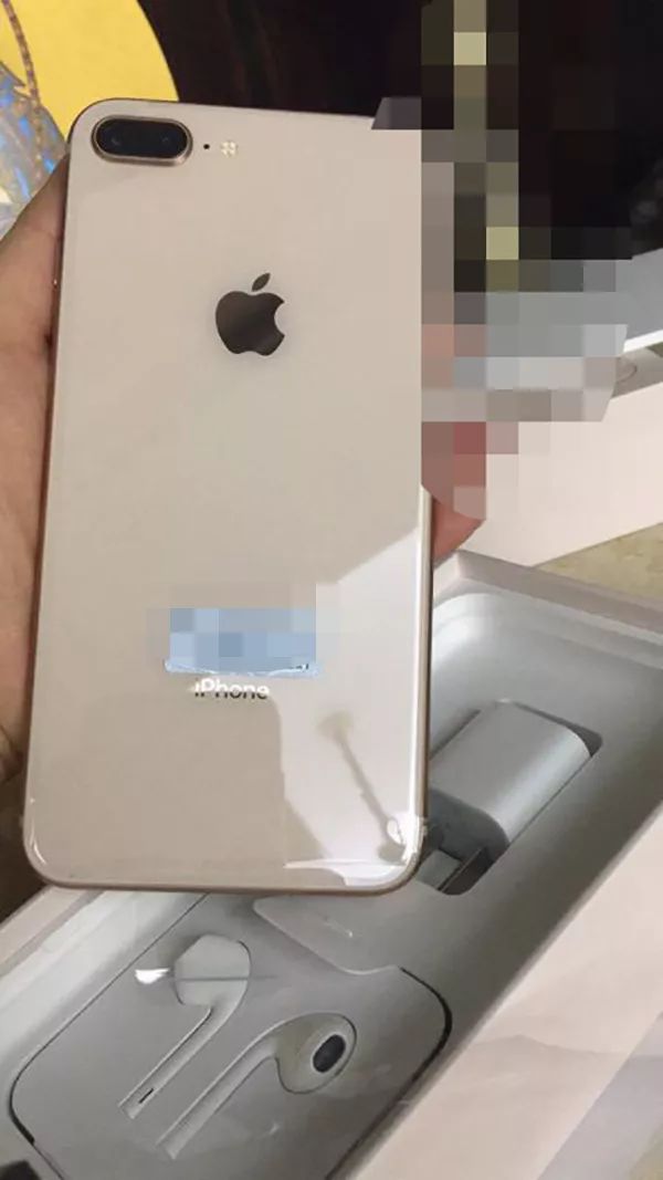 女子买iPhone 8才2天充电时就冒烟 直接用水浇手机