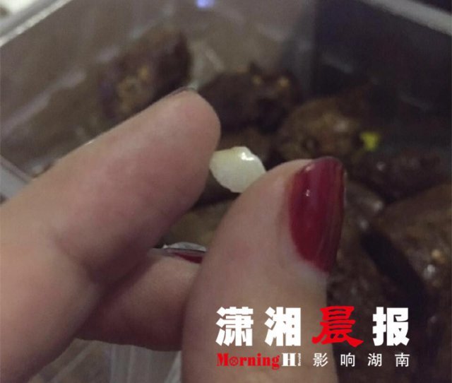 湖南一女子吃周黑鸭崩掉半颗牙 工作人员:已补偿