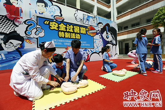 孩子们学习心肺复苏技能