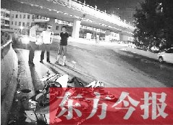 昨日凌晨3时，郑州市区河医立交桥下，交警在勘察现场