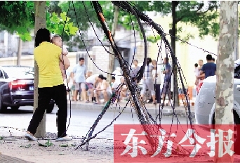 被雷电击断的高压线和通讯电缆垂在地面上