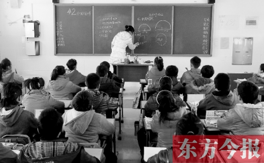 一位老师在给学生们上课。近日，教育部发布规定，再次强调“师德红线”