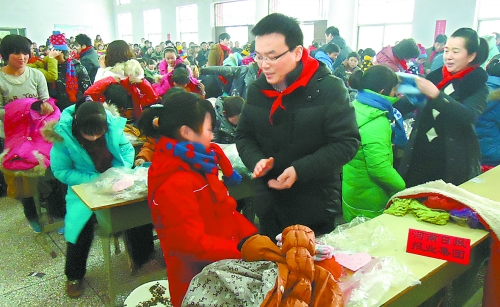 1月20日，省直团工委组织19个省直厅局的38名青年干部，来到三门峡市渑池县果园乡，开展“大手拉小手