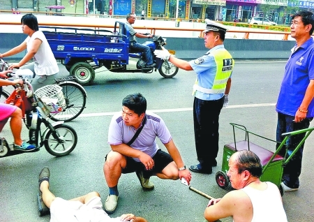 老人街头摔倒 众人联手救助