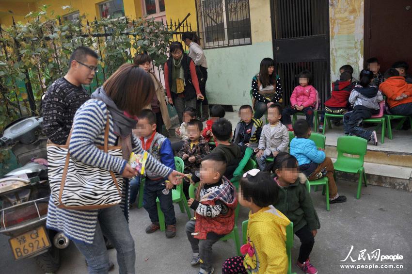 河南驻马店市高新区一休幼儿园大门外聚集了数十位孩子家长,他们是来送孩子上学的,可是幼儿园大门却被两辆面包车里外堵死。周一一大早就遇到这事,不少家长特意给单位请假替孩子讨要说法。