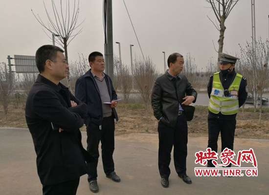 荥阳市路警联合“雷霆”封杀“双超”车辆