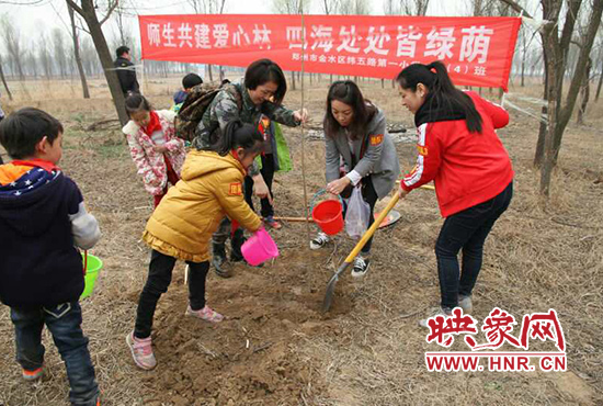 户外踏春色 师生共植树