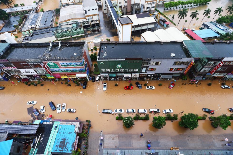 东莞降暴雨街道一片汪洋