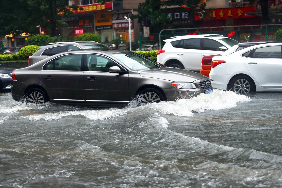 东莞降暴雨街道一片汪洋