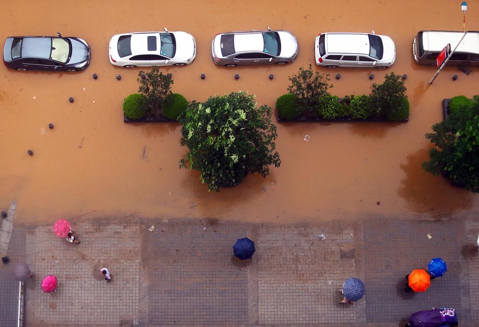 东莞降暴雨街道一片汪洋