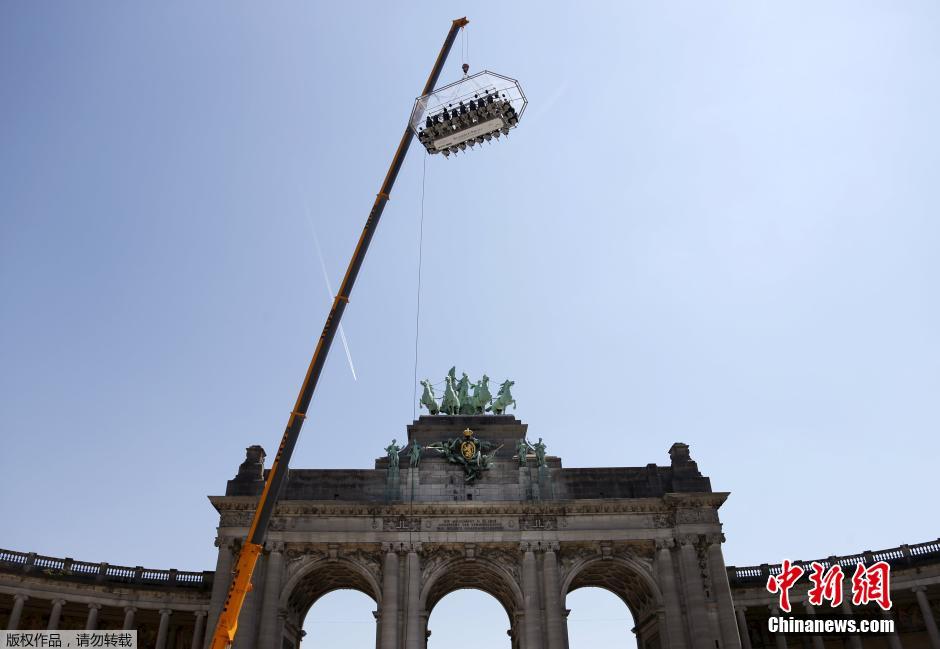 比利时40米高空悬挂餐厅 宾客享受“空中盛宴”