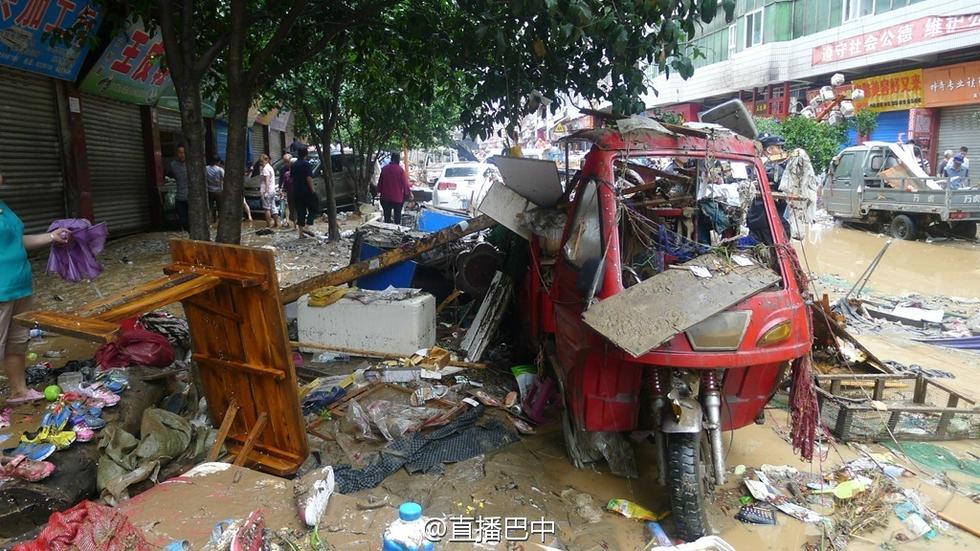 四川南江暴雨引洪水 数百辆车被淹成“废铁”