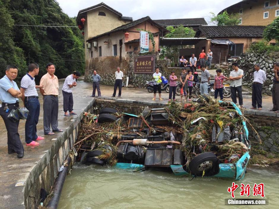 山洪冲走包括一辆小巴在内的三辆汽车